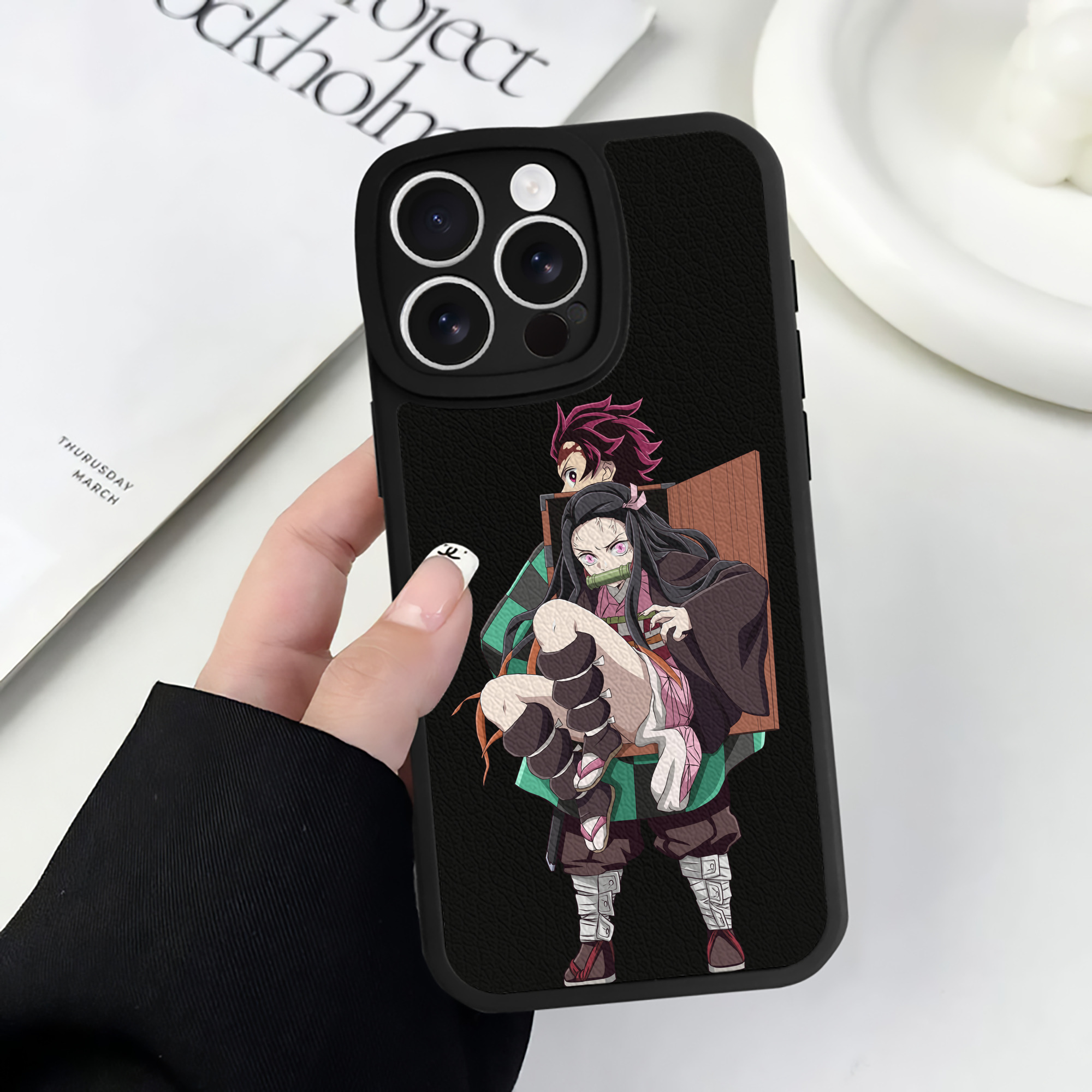 （画像用） 鬼滅の刃（きめつのやいば）竈門 禰󠄀豆子／かまど ねずこ Kamado Nezuko 【iPhone 16シリーズ対応】シリコンスマホケース（レザー調） 材質：シリコン
